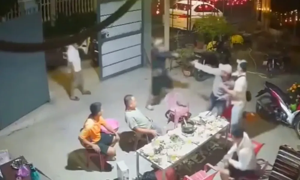 Say rượu, rút súng bắn nhau ngay trước nhà
