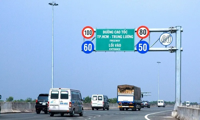 Chạy xe dưới tốc độ cho phép bị xử lý ra sao?