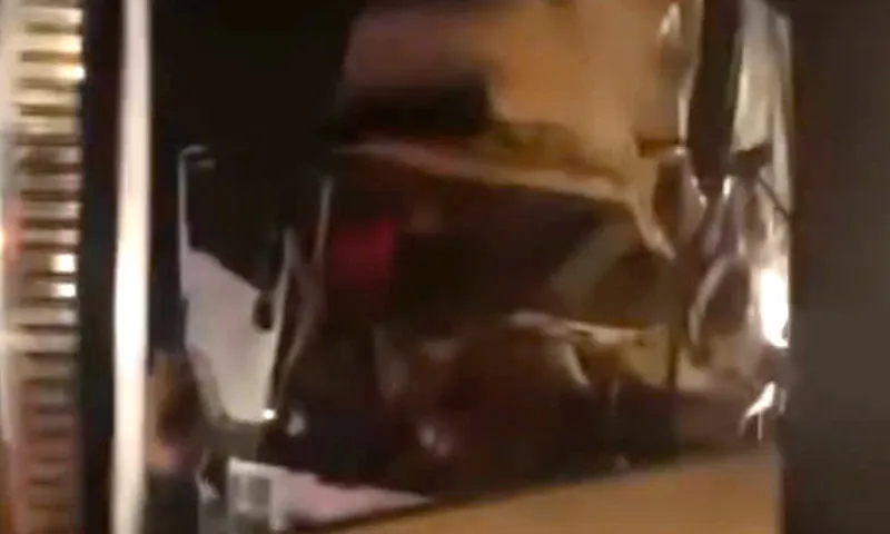 Xe tải tông đuôi nhau, cabin bẹp dúm tài xế kẹt bên trong