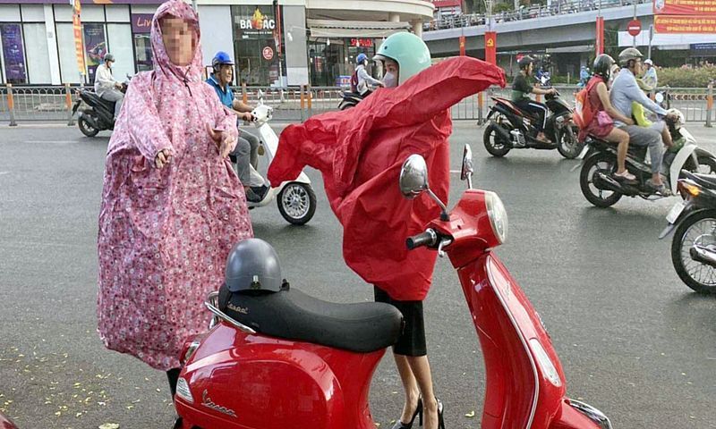 Dừng xe mặc áo mưa không đúng nơi quy định có thể bị phạt tới 14 triệu đồng