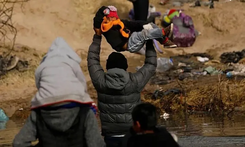 Người di cư băng qua sông Rio Bravo, biên giới giữa Mỹ và Mexico hôm 2 1 2024. Ảnh Reuters.