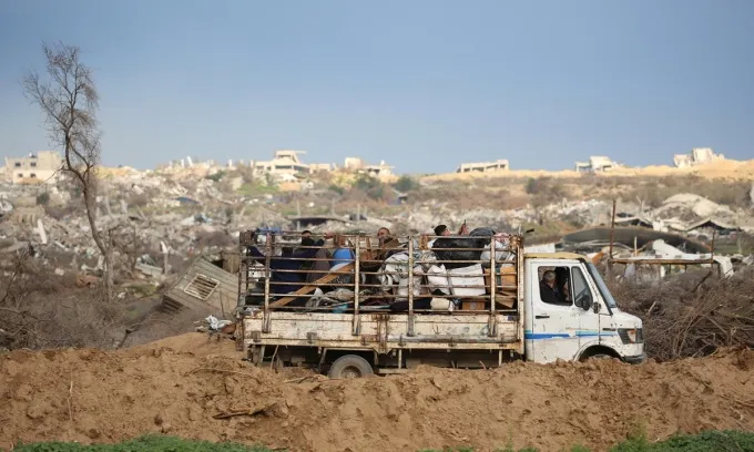 Người Palestine băng qua Hành lang Netzarim để tới các khu vực ở phía bắc Dải Gaza - Ảnh AFP