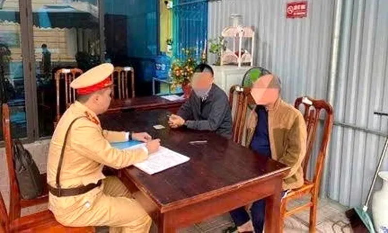 Công an Tuyên Quang làm việc với tài xế mở cửa ô tô bất cẩn gây tai nạn