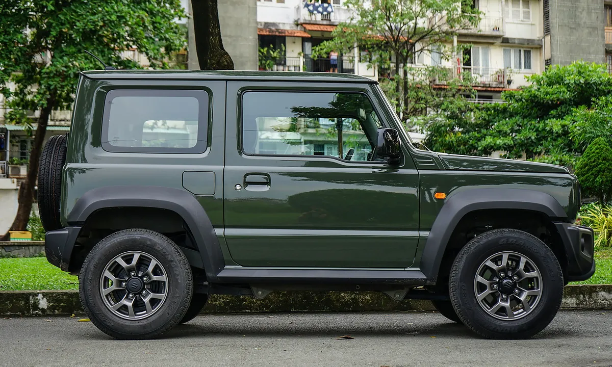 Suzuki Jimny giảm giá 60 triệu đồng trong tháng 2/2025