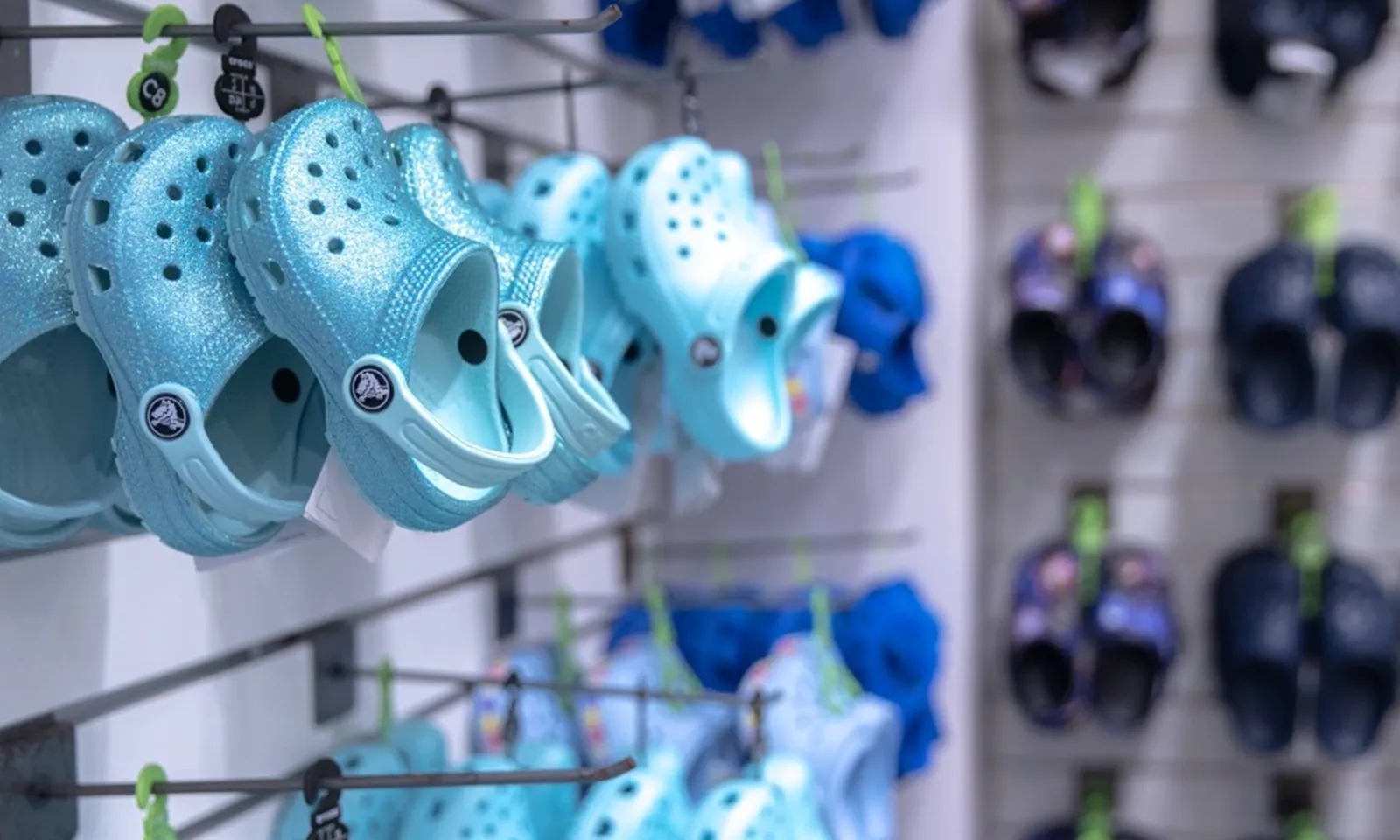 Nhiều trường học tại Mỹ cấm học sinh đi dép Crocs vì ‘không an toàn’