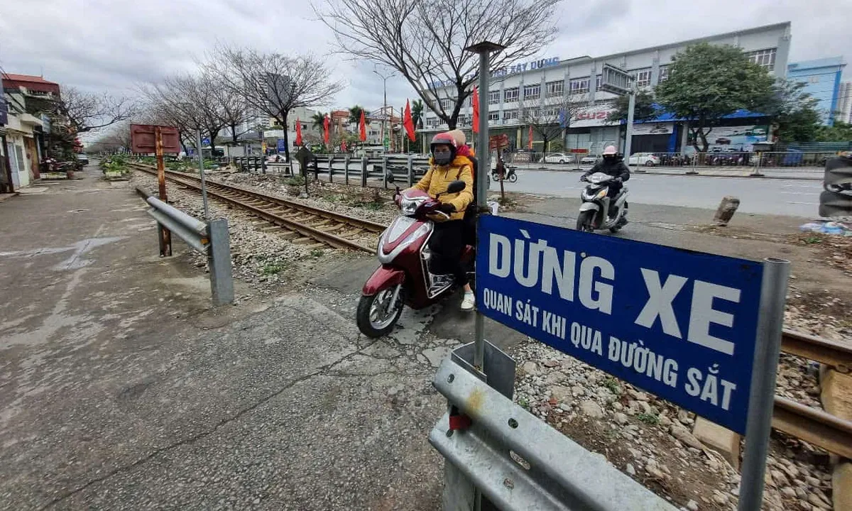 Liên tiếp tai nạn đường sắt tại Hà Nội: Báo động về lối đi tự mở