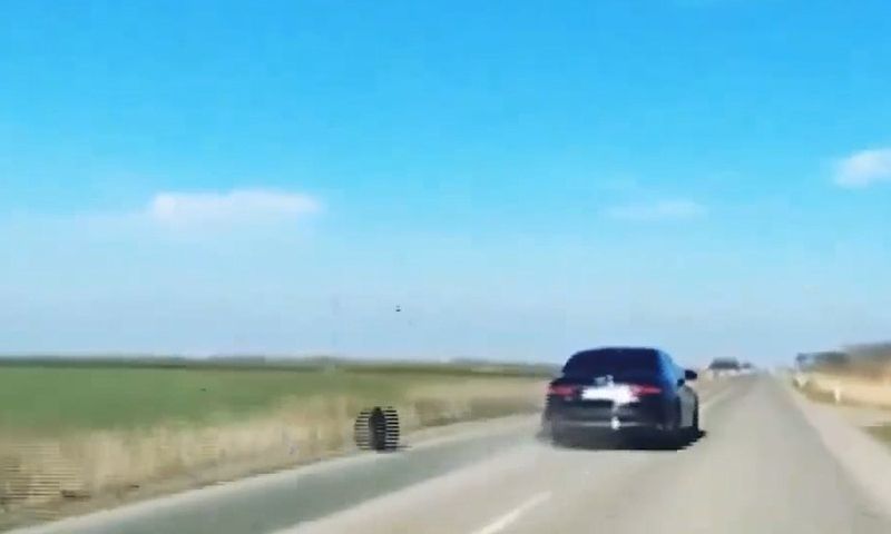 Clip: Xe chở tổng thống văng lốp ra khi đang chạy tốc độ cao