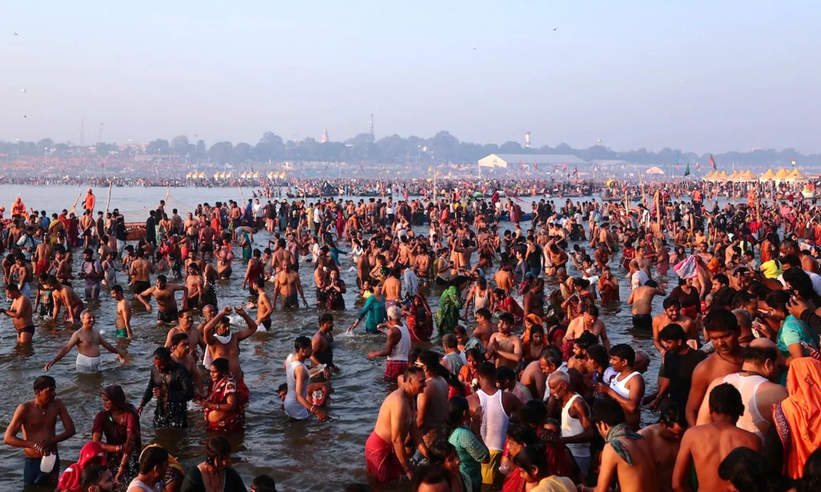 Mười triệu người Ấn Độ tắm mình dưới sông trong ngày linh thiên của lễ hội Kumbh Mela