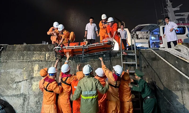 Cứu nạn ngư dân bị đứt lìa chân ngoài khơi Đà Nẵng