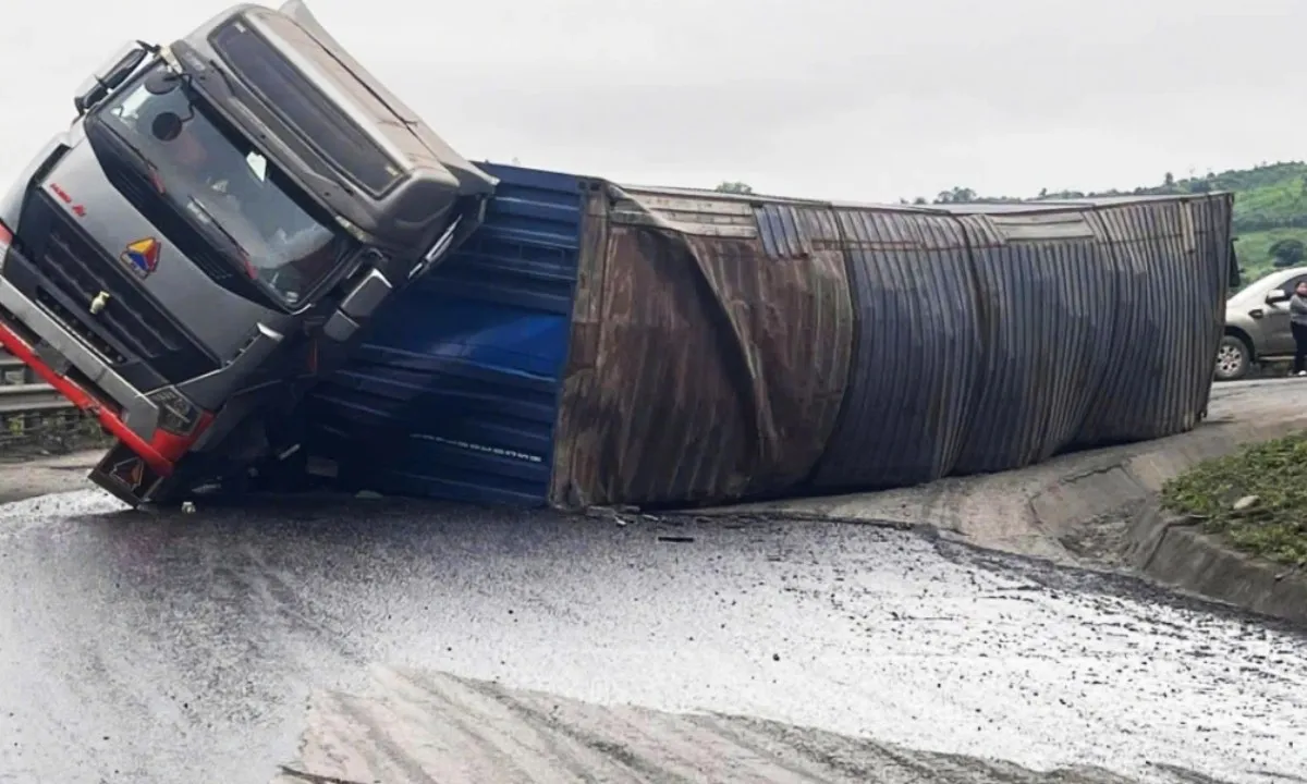 Quảng Trị: Lật xe chở gỗ, đường lên cửa khẩu quốc tế La Lay kẹt cứng