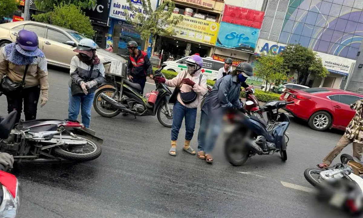 Tai nạn giao thông do vệt dầu nhớt trên đường tại quận Tân Bình