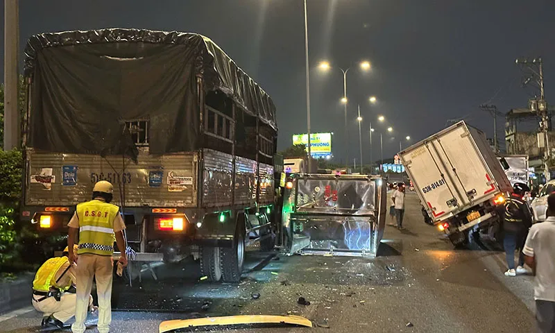 3 xe tải va chạm liên hoàn, 2 chiếc lật ngang chắn hết quốc lộ 1A 