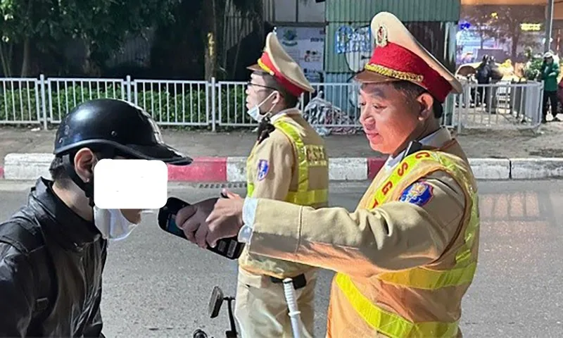 CSGT Hà Nội kiểm tra nồng độ cồn đã phát hiện 1 trường hợp vượt gần gấp 3 lần mức kịch khung.