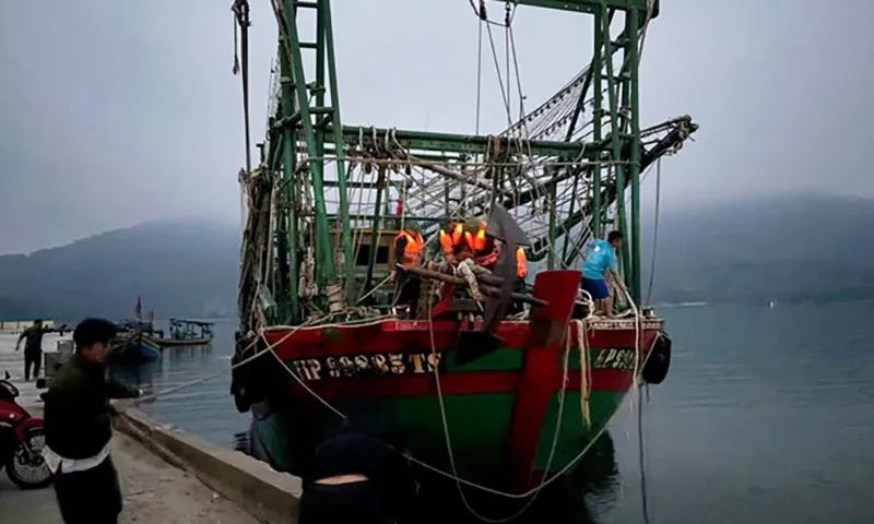 Tàu trôi dạt, 6 ngư dân gặp nạn trên biển được cứu tại vùng biển Kỳ Anh