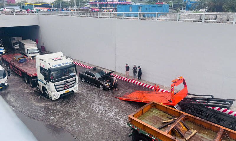 Hầm chui Nguyễn Văn Linh ngập sâu sau cơn mưa trái mùa