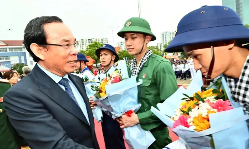 Bí thư Nguyễn Văn Nên động viên tân binh trước giờ lên đường nhập ngũ