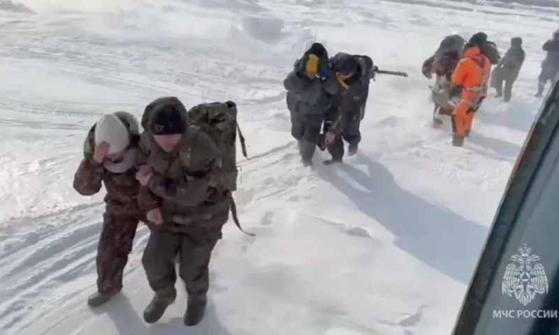 Giải cứu 139 ngư dân mắc kẹt trên tảng băng trôi ở biển Okhotsk