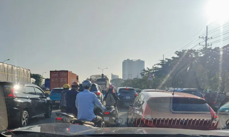 Dù đã thông xe hầm chui, nút giao Nguyễn Văn Linh - Nguyễn Hữu Thọ tái diễn ùn tắc giao thông 