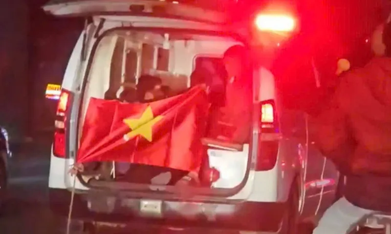 CSGT xử phạt nhiều xe cứu thương lạm dụng tín hiệu ưu tiên