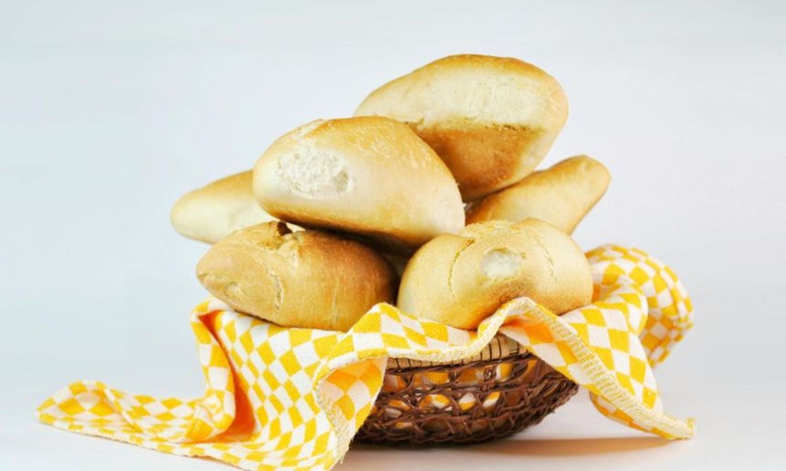 Bị cảnh sát bắt vì làm nát bánh mì giá 30.000 đồng tại cửa hàng tiện lợi nhưng không mua