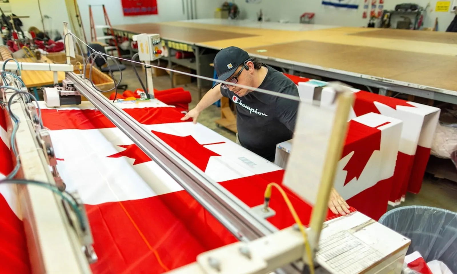 Doanh số bán cờ Canada tăng vọt sau lời đe dọa của Tổng thống Trump
