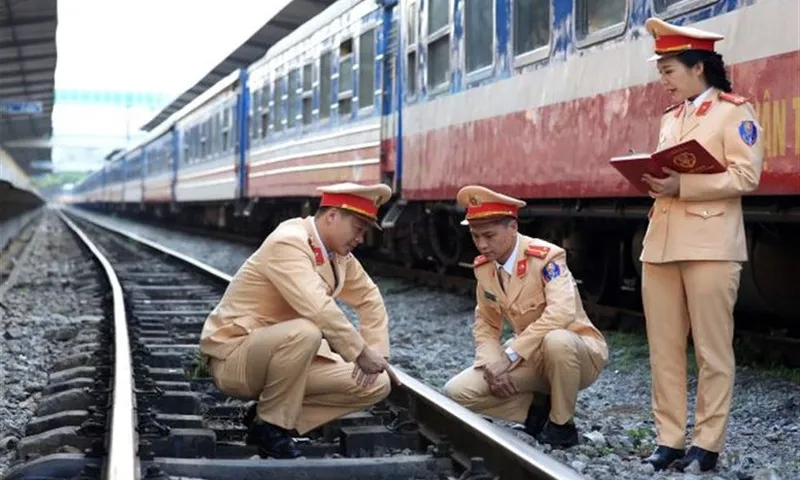 Cảnh sát giao thông tăng cường kiểm tra, xử lý vi phạm hành lang an toàn đường sắt