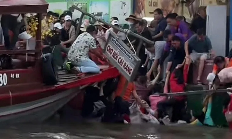 Nhiều du khách rơi xuống sông tại chợ nổi Cái Răng