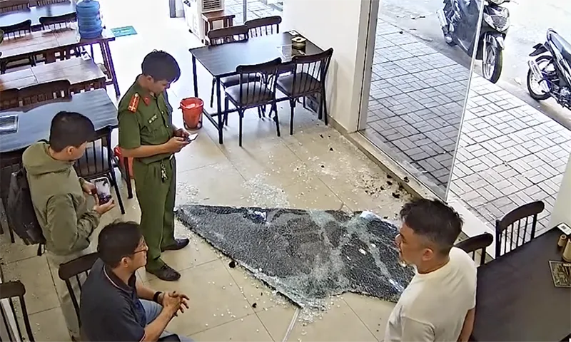 Tài xế công nghệ chọc ghẹo bạn gái nhân viên rồi đập phá quán