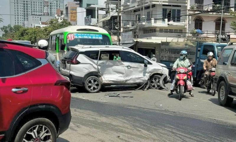 Va chạm liên hoàn giữa 2 ô tô và xe buýt gây ùn tắc tại Long Thành