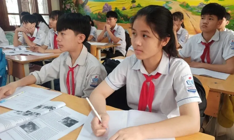 Chuyển sang học hai buổi/ngày: Giải pháp sau lệnh cấm dạy thêm? 