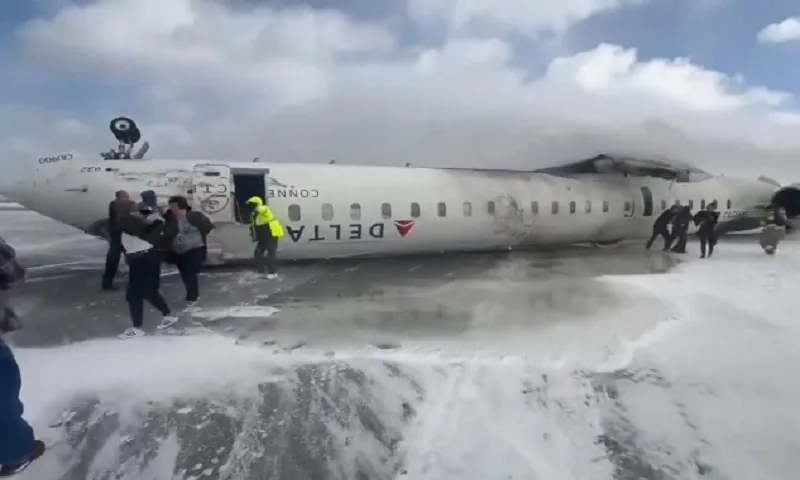 Phi cơ chở khách lật ngửa ở sân bay Toronto Pearson, thành phố Mississauga, Canada, ngày 1722025 - Ảnh CNN
