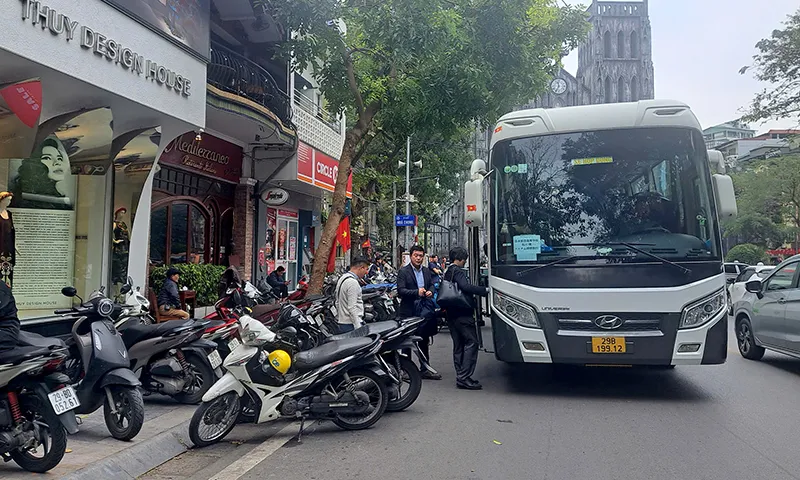 Bố trí điểm trung chuyển khi hạn chế xe du lịch vào phố cổ