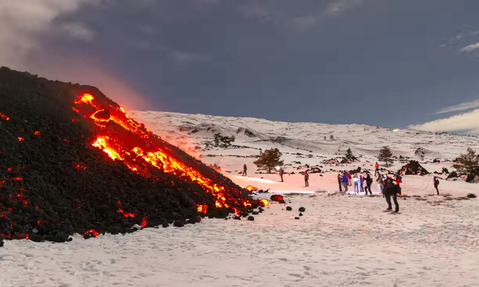 Hàng ngàn du khách đổ xô đến xem núi lửa Etna phun trào, cản trở hoạt động cứu hộ