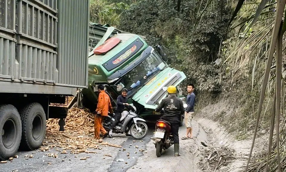 Xe đầu kéo chở củ mì lật trên Quốc lộ 15D, không ai thương vong