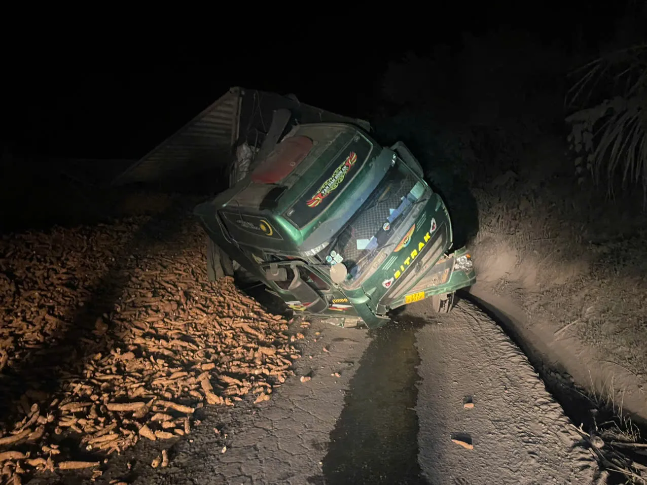 o-to-dau-keo-cho-day-cu-mi-bi-lat-duong-len-cua-khau-la-lay-ach-tac-nhieu-gio-2-17399272312871195926890