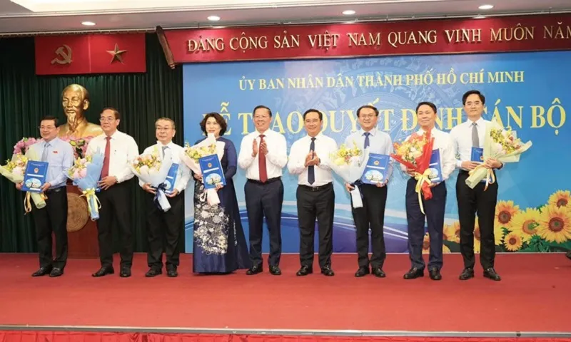 Lãnh đạo UBND TPHCM trao quyết định 7 giám đốc sở mới thành lập