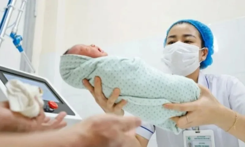 Không xử lý kỷ luật đảng viên sinh con thứ 3: Động thái cấp thiết ngăn đà giảm sinh