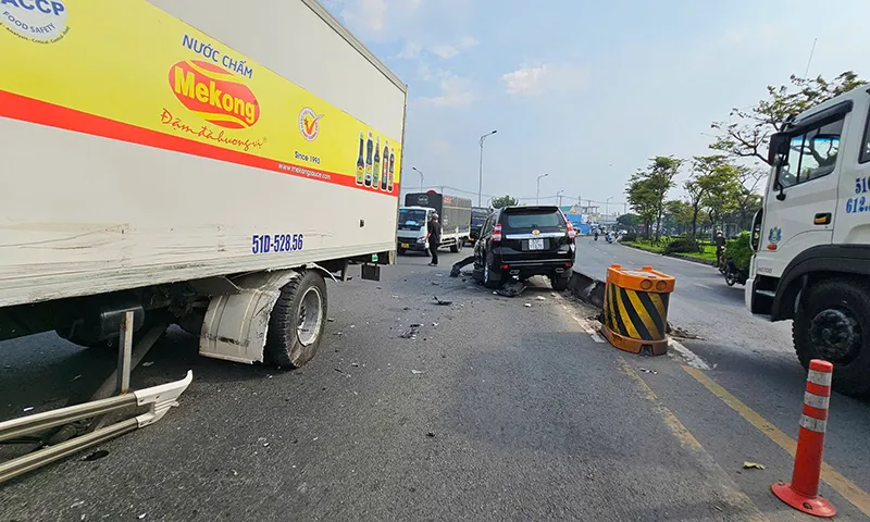 Đang xuống dốc cầu, ô tô 7 chỗ lao qua dải phân cách đụng xe tải
