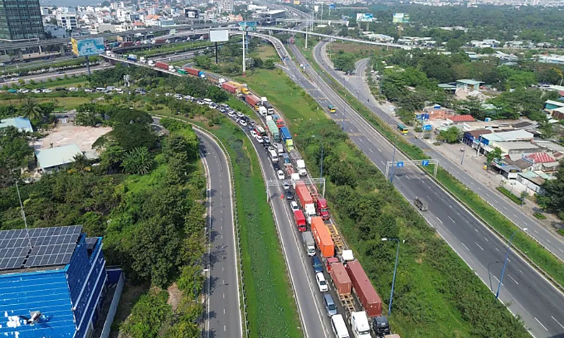 Xe trên đường Mai Chí Thọ, hướng vào nội đô TPHCM Ảnh minh họa