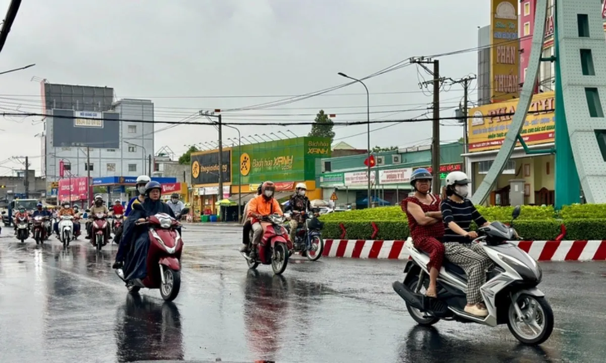 Mưa đầu mùa bất ngờ xuất hiện tại thành phố Cao Lãnh, Đồng Tháp