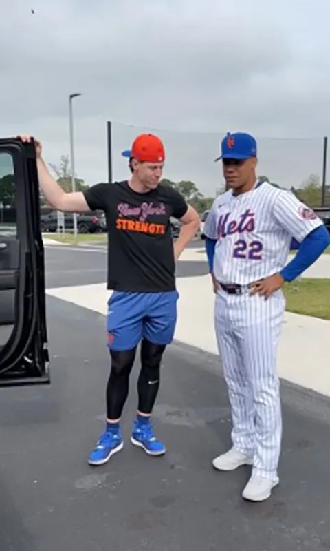 Một chiếc SUV trị giá 80. 000 USD để  đổi lấy số áo 22 của đội New York Mets.