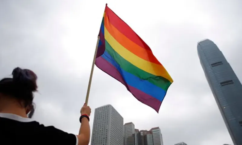 Một cuộc thăm dò mới cho thấy ngày càng có nhiều người xác định mình là LGBTQ+ - Ảnh The Associated Press. 