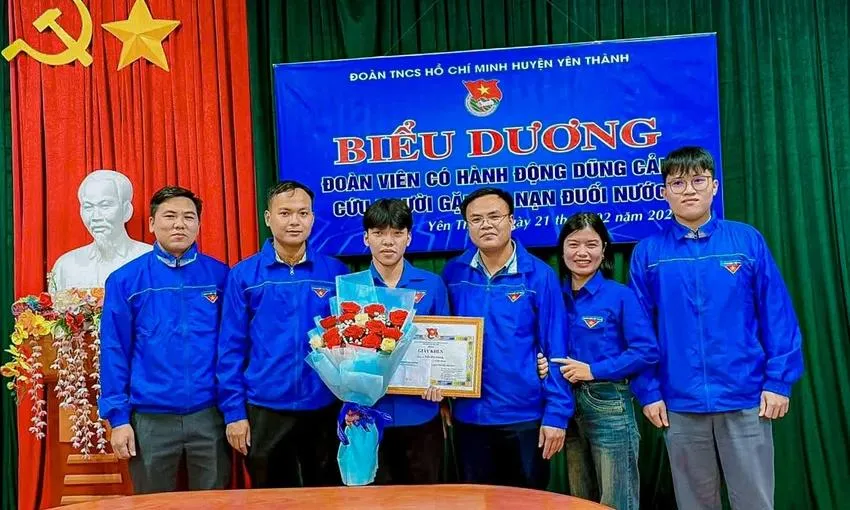 Biểu dương nam thanh niên lao xuống sông cứu người đuối nước