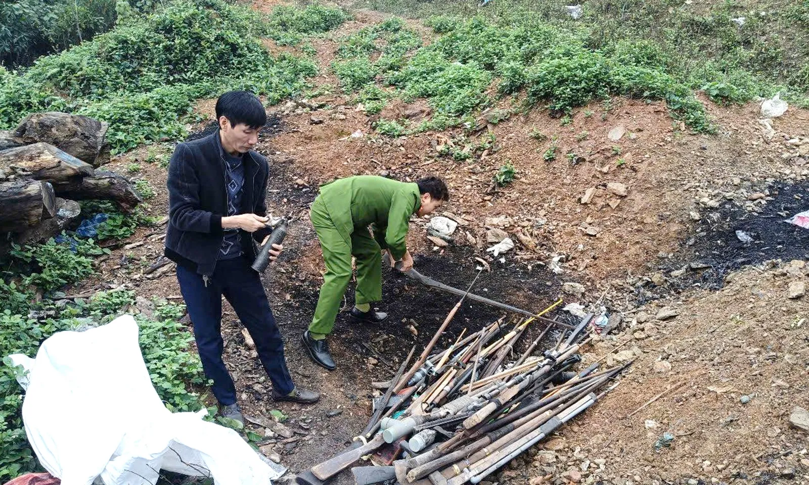 Tiêu hủy hàng trăm vũ khí vật liệu nổ, công cụ hỗ trợ