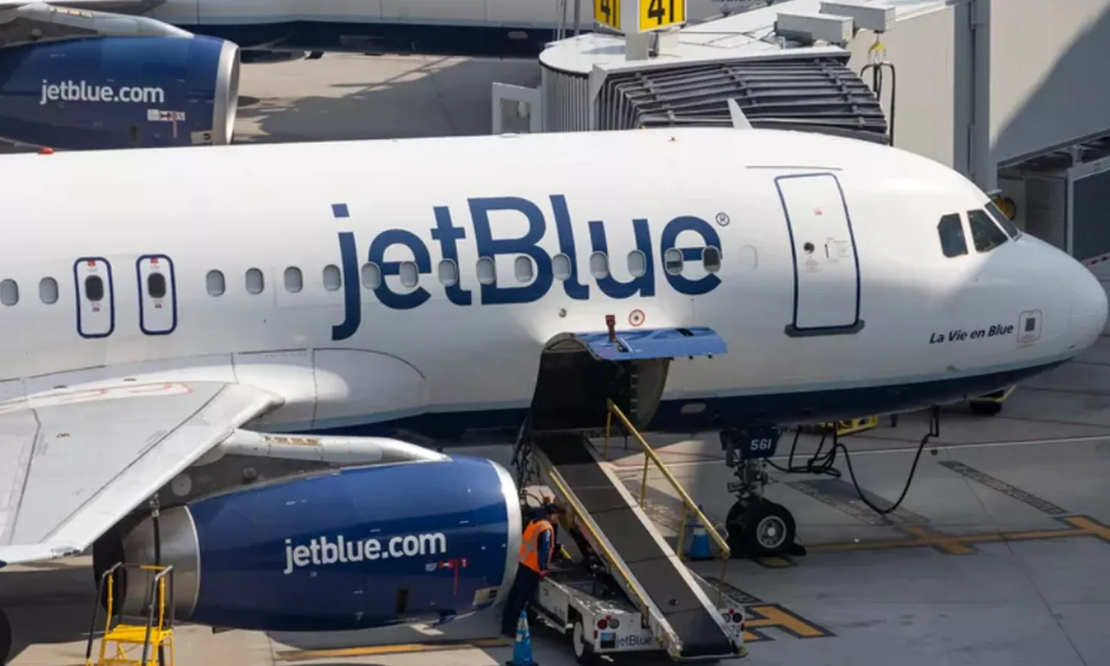 Phi công JetBlue bị bắt vì xâm hại tình dục trẻ em 