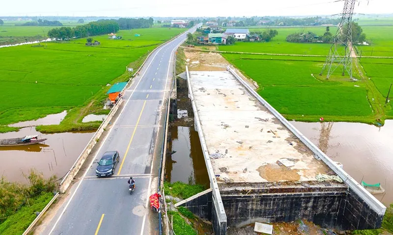 Một hạng mục của dự án nâng cấp, mở rộng QL9 thi công dở dang