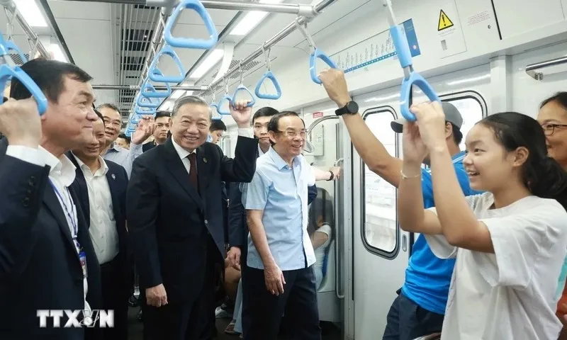 Tổng Bí thư Tô Lâm trải nghiệm tuyến Metro số 1