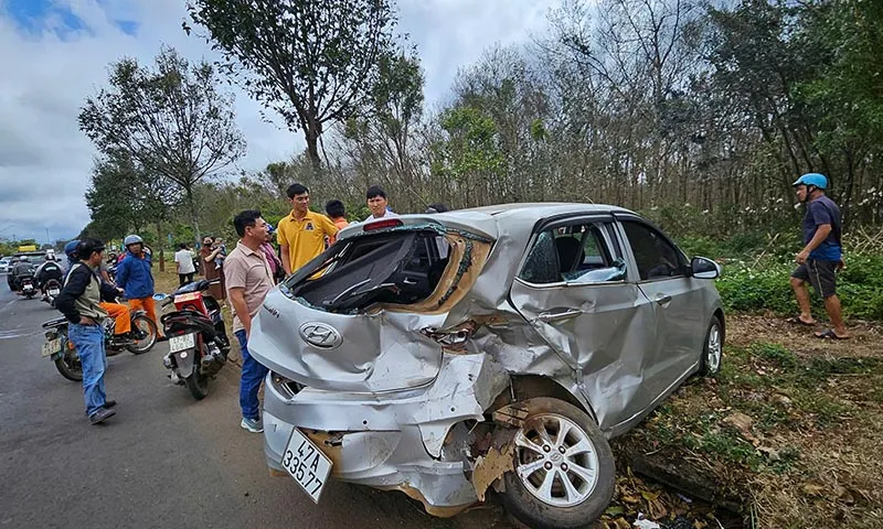 Chiếc ô tô vượt ẩu bên phải bị một ô tô khác tông bể nát.