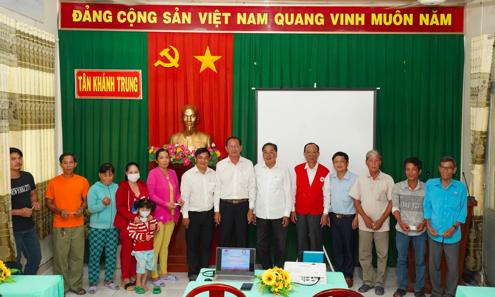 XSKT Đồng Tháp trao tặng thẻ bảo hiểm y tế cho người dân
