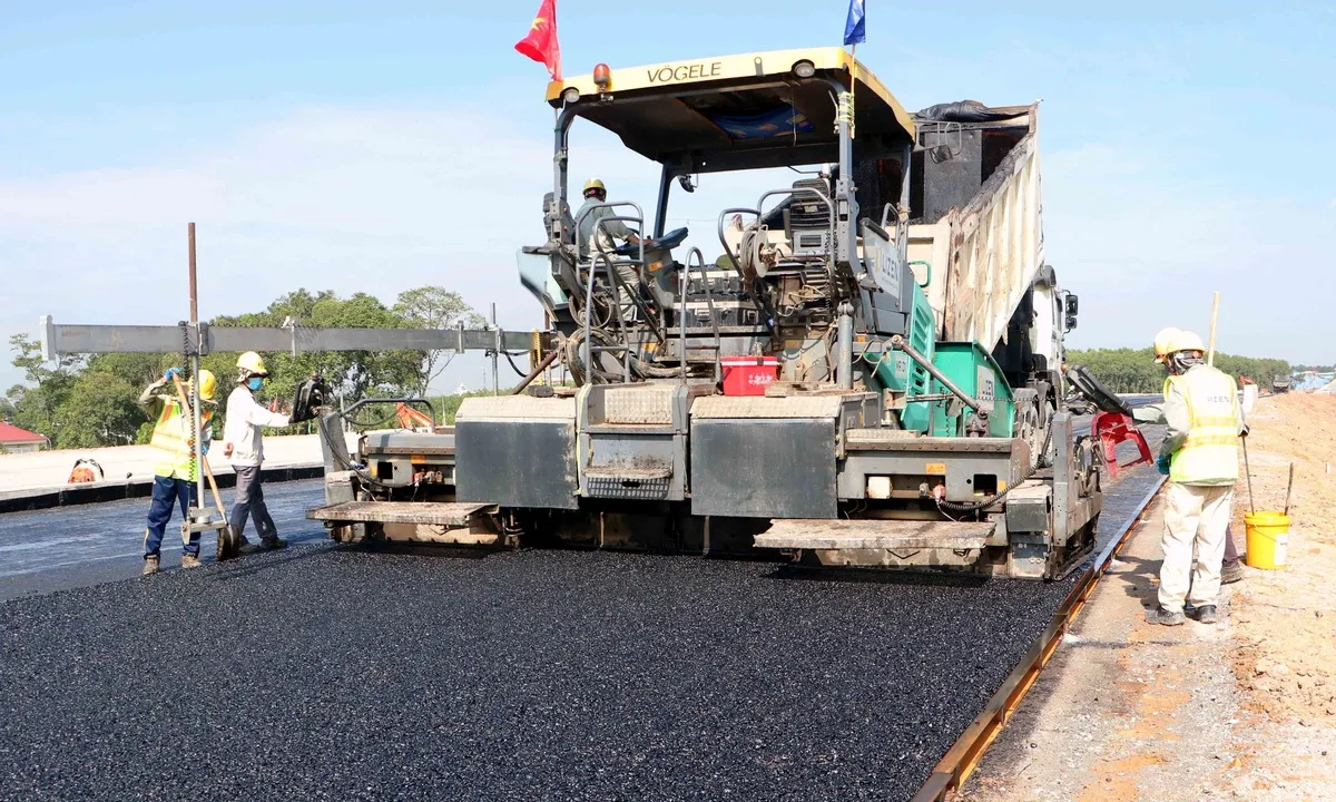 Cao tốc Biên Hòa - Vũng Tàu đoạn qua huyện Long Thành bắt đầu thảm nhựa thử nghiệm